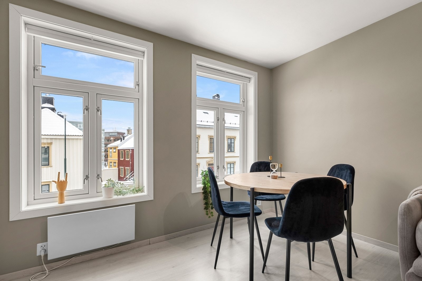 Fasaden er oppgradert og det er satt inn nye vinduer mot Kirkegata i 2023. Galleribilde