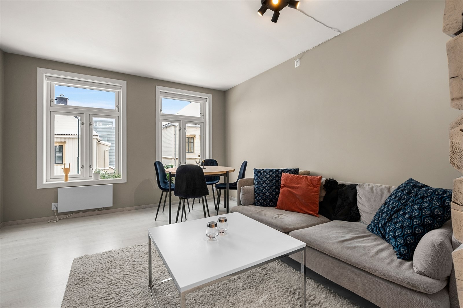 Her får du en lekker og lys stue med generøse vindusflater som bidrar til rikelig med naturlig lysinnslipp. Galleribilde