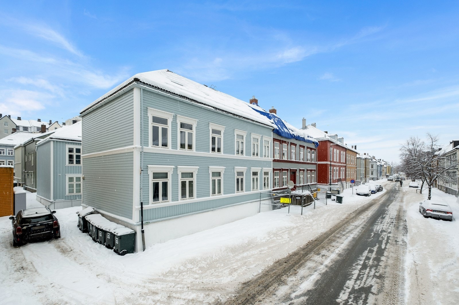 Parkering i gate etter gjeldende bestemmelser. På Møllenberg er store deler av gatene soneparkering for beboerne i området. For ca. kr 700,- per måned kan bilen parkeres i gate rett utenfor eiendommen. Galleribilde