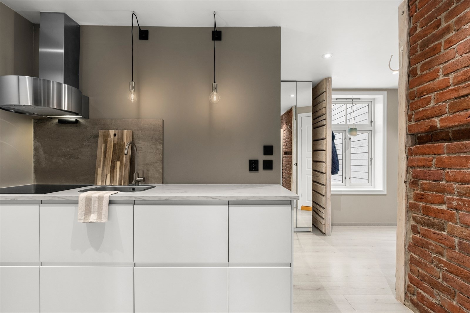 Kjøkkenet er oppusset i 2015 med en moderne og lekker standard. Det er satt inn ny stekeovn i 2020. Galleribilde