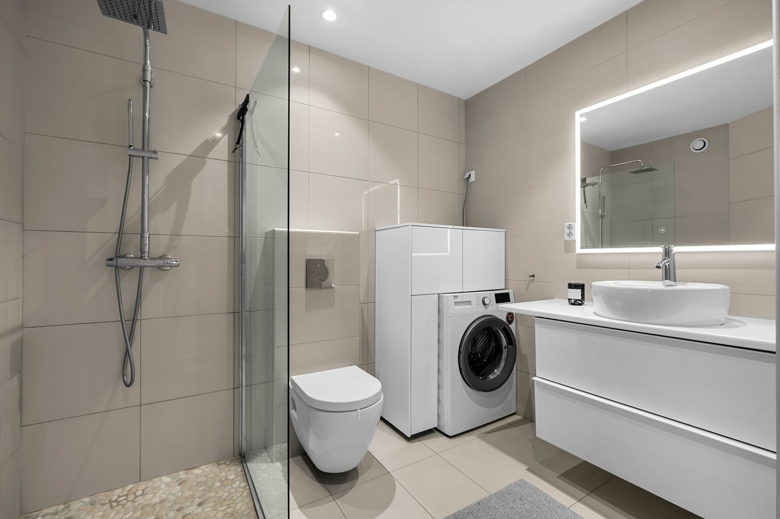 Badet har lekkert flislagt gulv- og vegger i moderne og tidsriktige farger. Her får du behagelig gulvvarme. Galleribilde