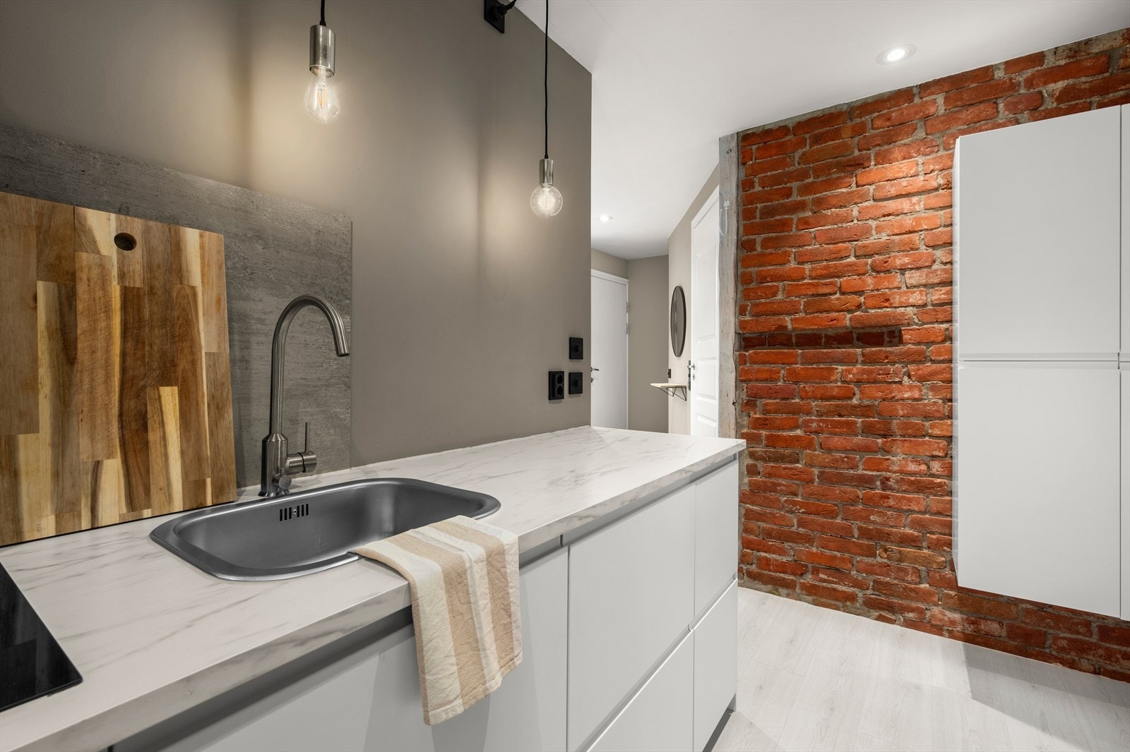 Du får godt med oppbevaringsplass i både skuffer- og skap, samt fint med benkeplass. Galleribilde