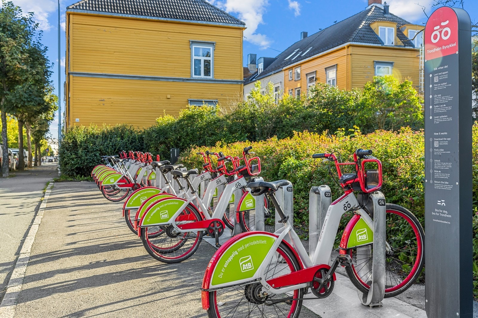 Her har du muligheten til å kunne leie deg en bysykkel, som i tillegg kan leveres tilbake på flere ut- og innleveringssteder i byen. Galleribilde