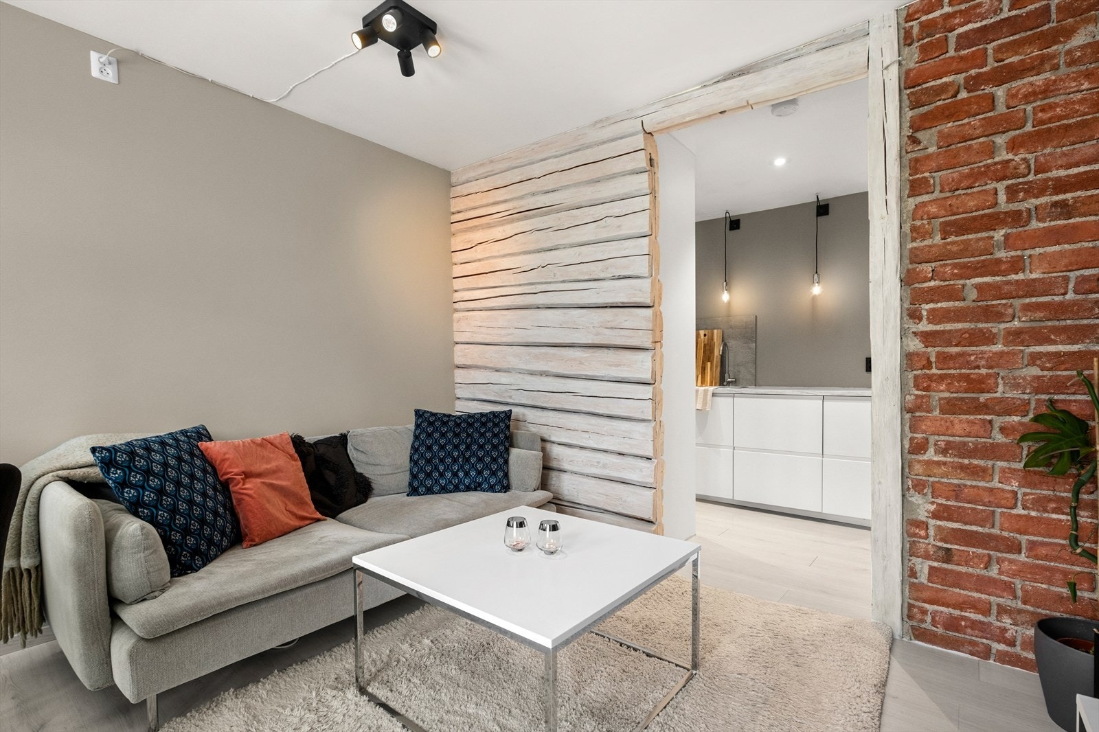 Her får du en delvis åpen løsning mellom stue- og kjøkken på til sammen 20m² Galleribilde