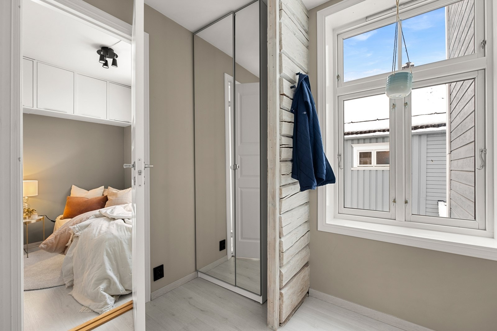 Entreen byr på praktisk løsning med garderobeskap som gir godt med oppbevaringsplass. Galleribilde