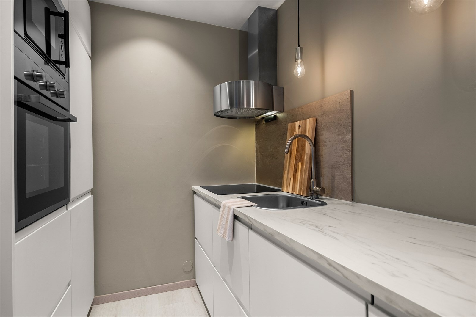 Her får du integrert kombiskap, platetopp, stekeovn, mikroovn og oppvaskmaskin. Det medfølger handelen. Galleribilde