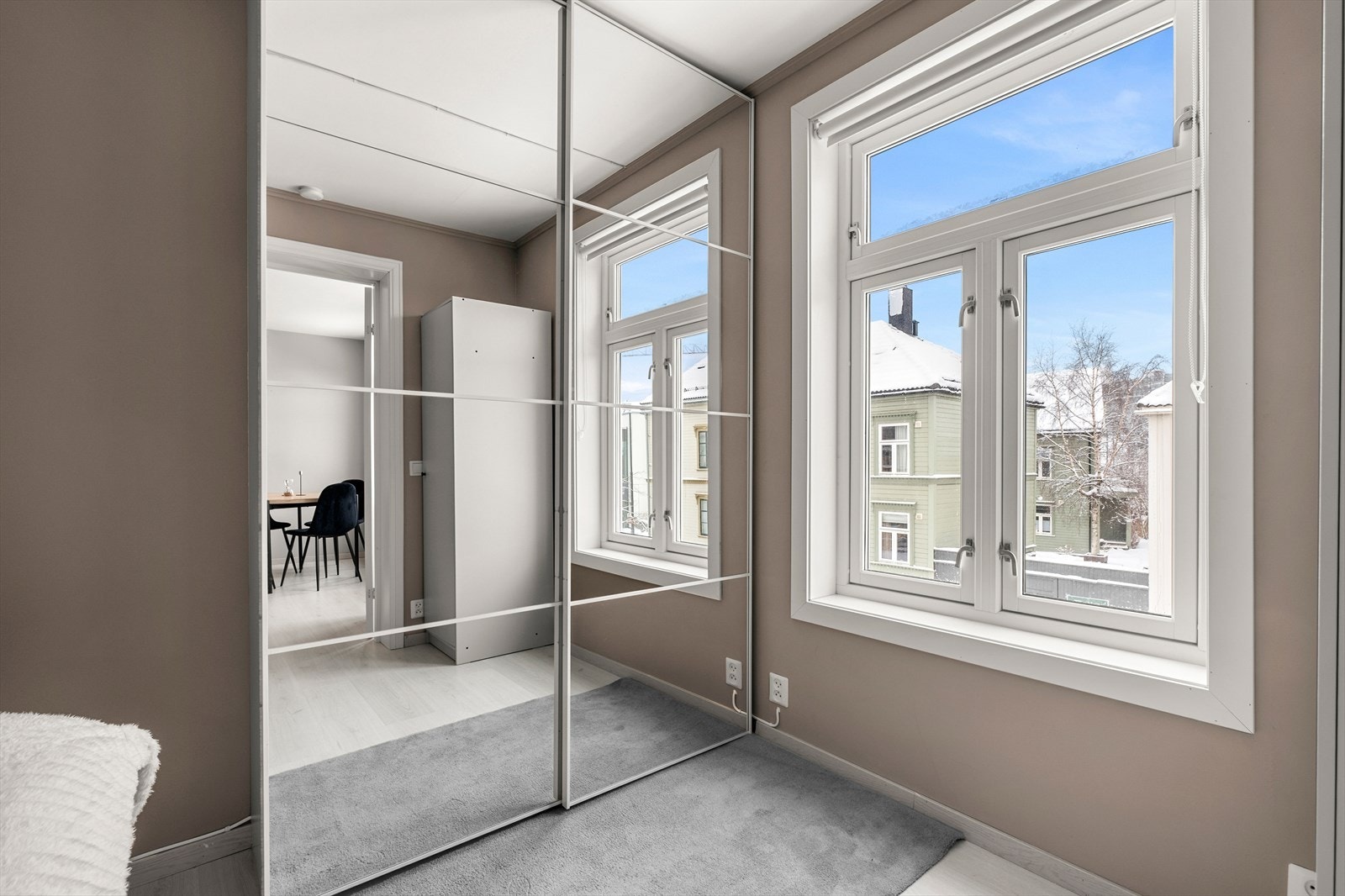 Det medfølger praktisk skyvedørsgarderobe med speil som gir godt med oppbevaringsplass. I tillegg får du rikelig med plass til ønsket møblering. Galleribilde