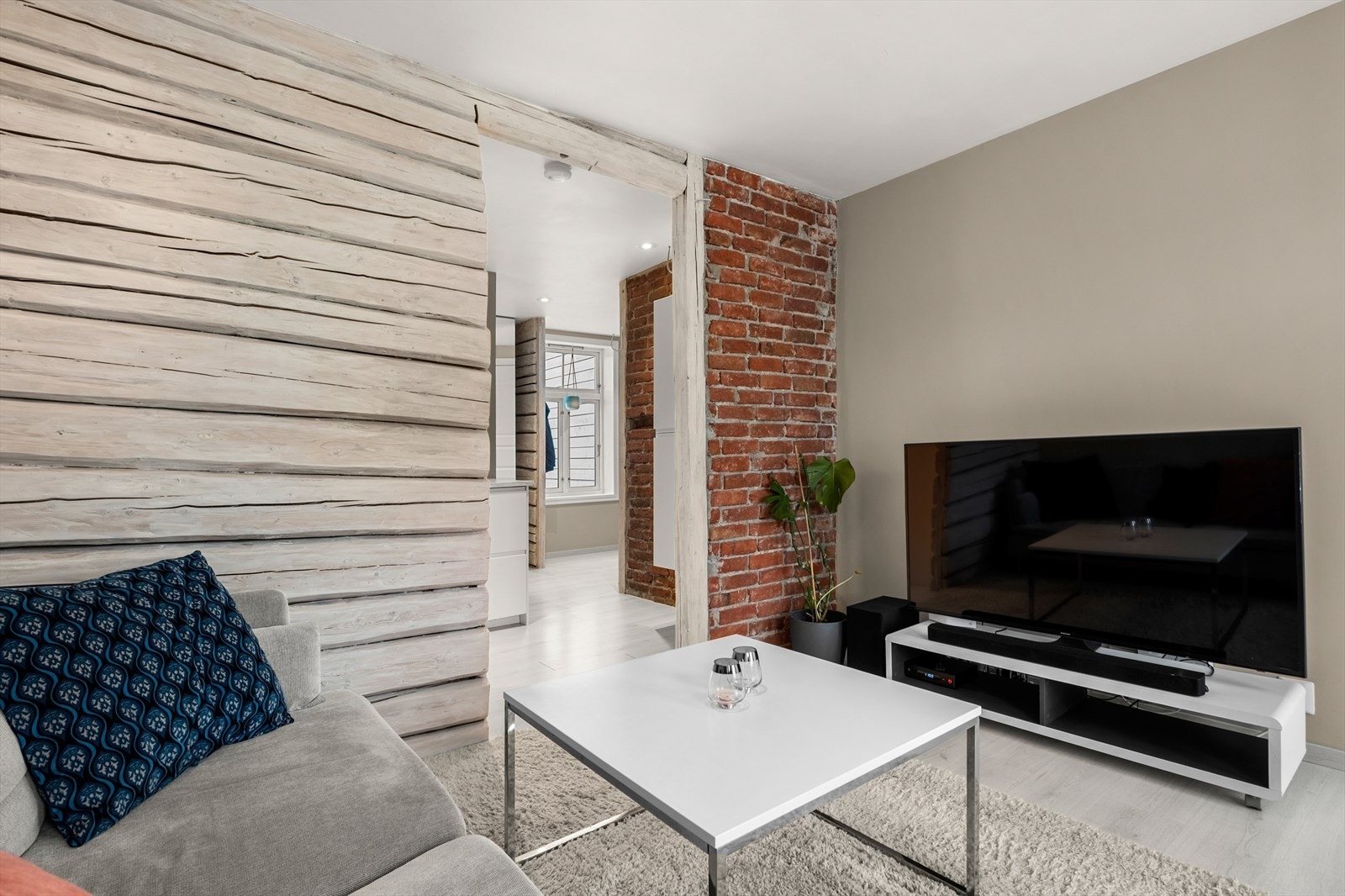 Den romslige løsningen byr på gode møbleringsmuligheter for flere seksjoner, som spisebord og sofagruppe. Galleribilde