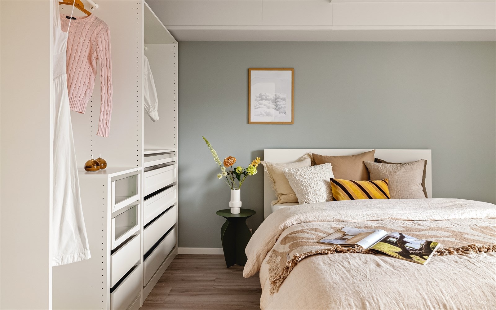 Rommet har gode møbleringsmuligheter og plass til både dobbeltseng, garderobeskap og øvrige småmøbler. Galleribilde