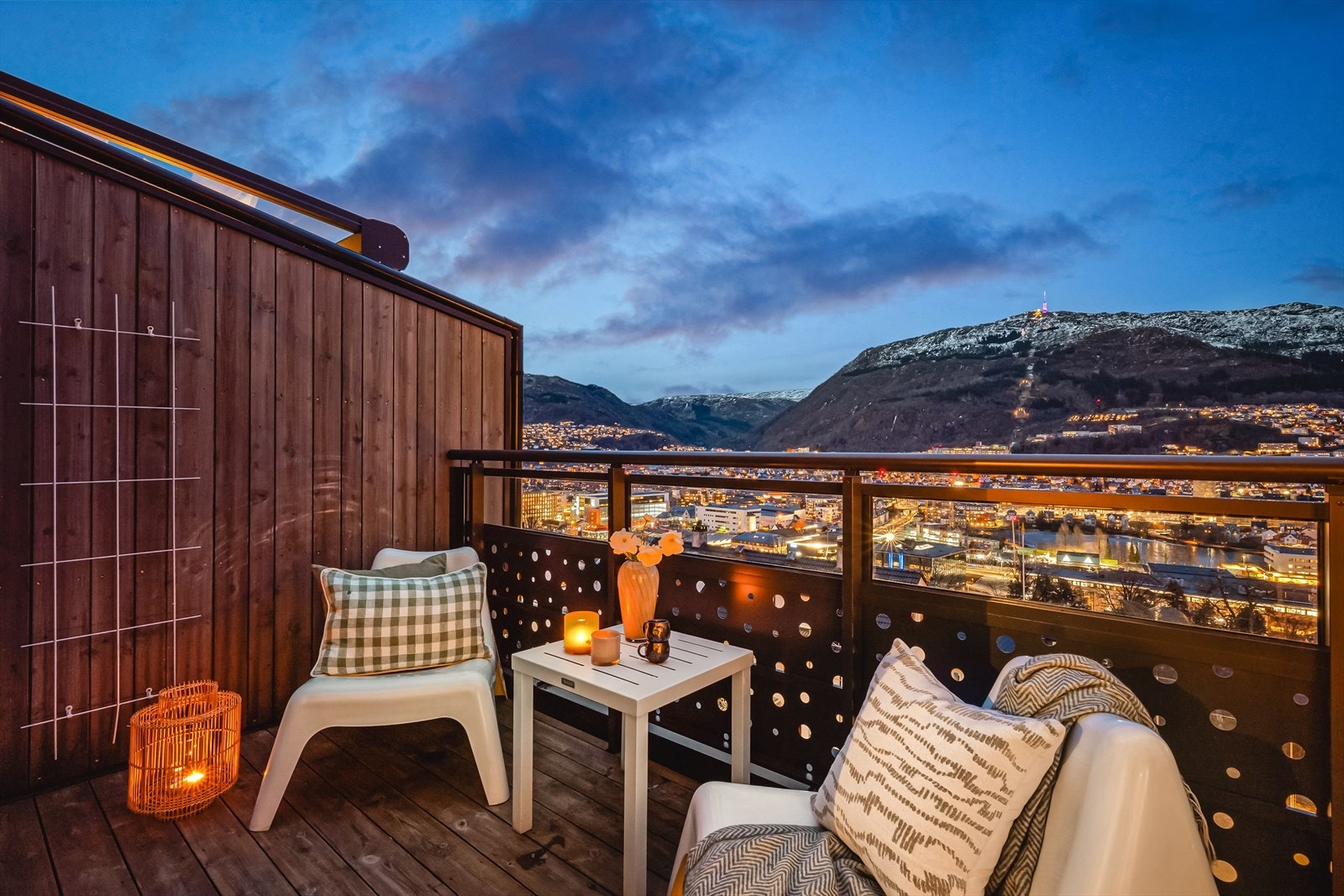 Her kan du starte dagen med morgenkaffen i solen, nyte utsikten i rolige stunder, eller samle gode venner til lange, stemningsfulle kvelder under åpen himmel. Galleribilde