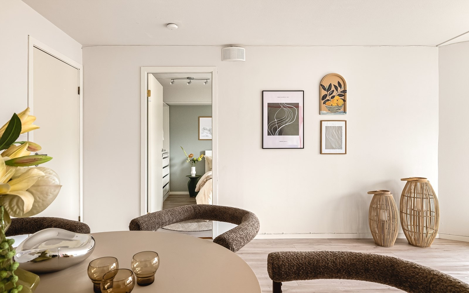 Det er mye inkludert i felleskostnadene som TV/internett og kommunale avgifter. Galleribilde