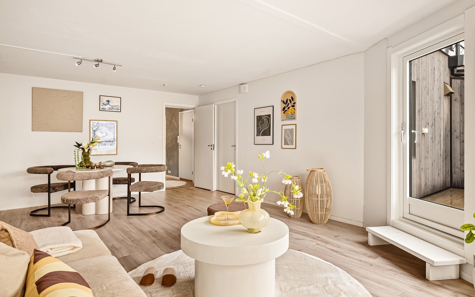 Her er det svært gode møbleringsmuligheter med god plass til både en romslig sofakrok og en hyggelig spiseplass. Galleribilde