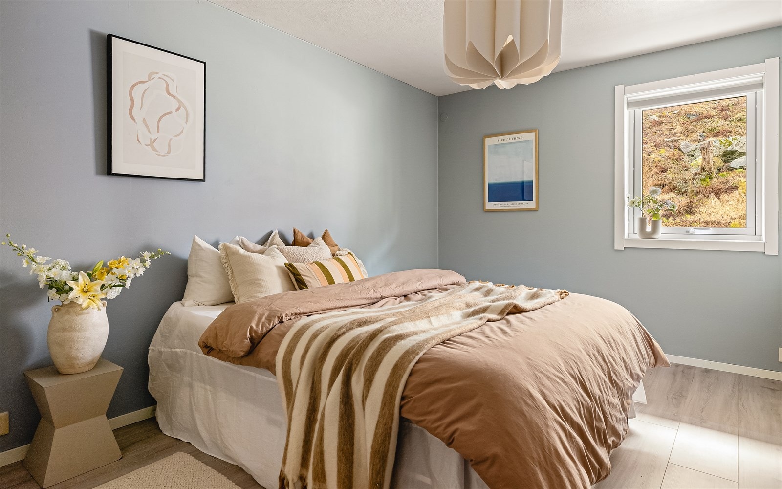 Her kan du enkelt skape en lun og funksjonell sone med vegghengte hyller, nattbord og personlige detaljer som gir rommet karakter. Galleribilde