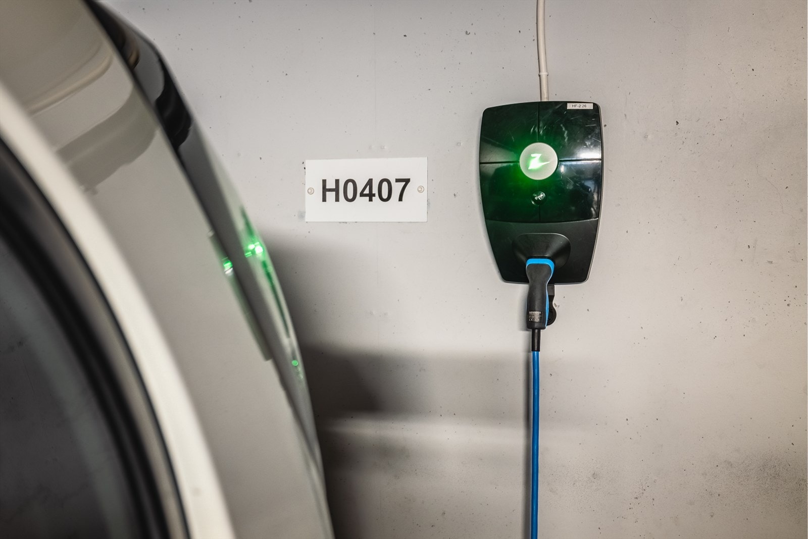 Her parkerer du trygt og tørt - og har mulighet for å lade bilen enkelt hjemme. Galleribilde