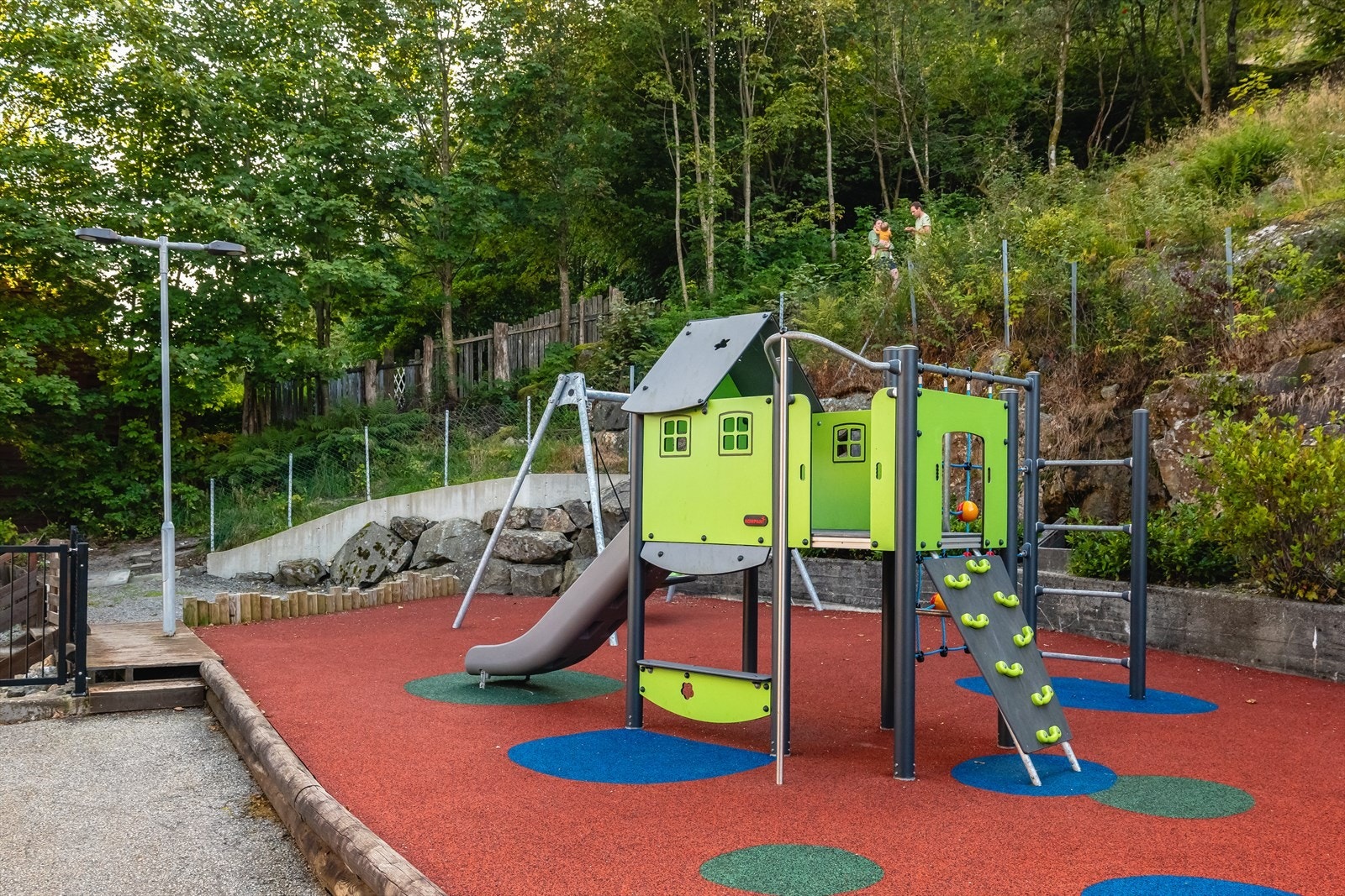 Barnevennlig og hyggelig lekeplass like i nærheten - et trygt og sosialt samlingspunkt for de minste, med apparater som inviterer til lek, aktivitet og fellesskap. Galleribilde