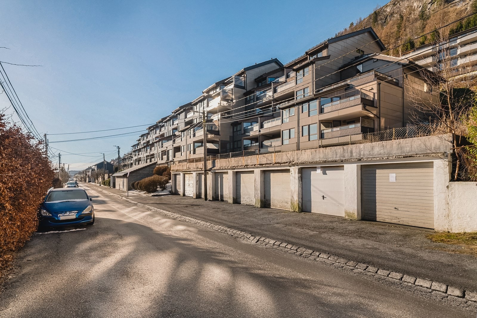 I Søndre Skogveien 89 får du det beste av to verdener - en sentral beliggenhet i veletablerte og attraktive omgivelser, samtidig som du har naturen som nærmeste nabo. Her ligger alt til rette for både effektive hverdager og innholdsrike fridager. Galleribilde