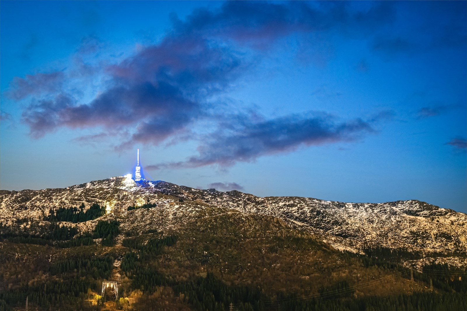 Kollektivtilbudet er svært godt, med gangavstand til både buss og bybane. Enten du pendler til jobb eller studier, kommer du deg raskt og effektivt frem. Galleribilde