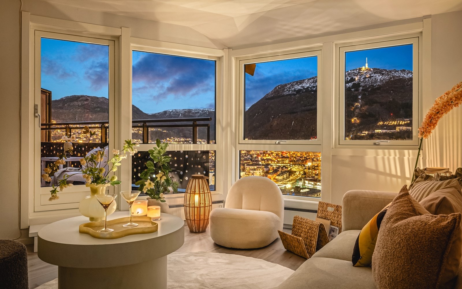 Aktiv Eiendomsmegling v/ Tobias Nordahl-Pedersen har gleden av å presentere Søndre Skogveien 89! Dette er en delikat og oppgradert 3-roms med moderne standard og sentral beliggenhet! Foto: Bark (Terje Arntsen). Galleribilde