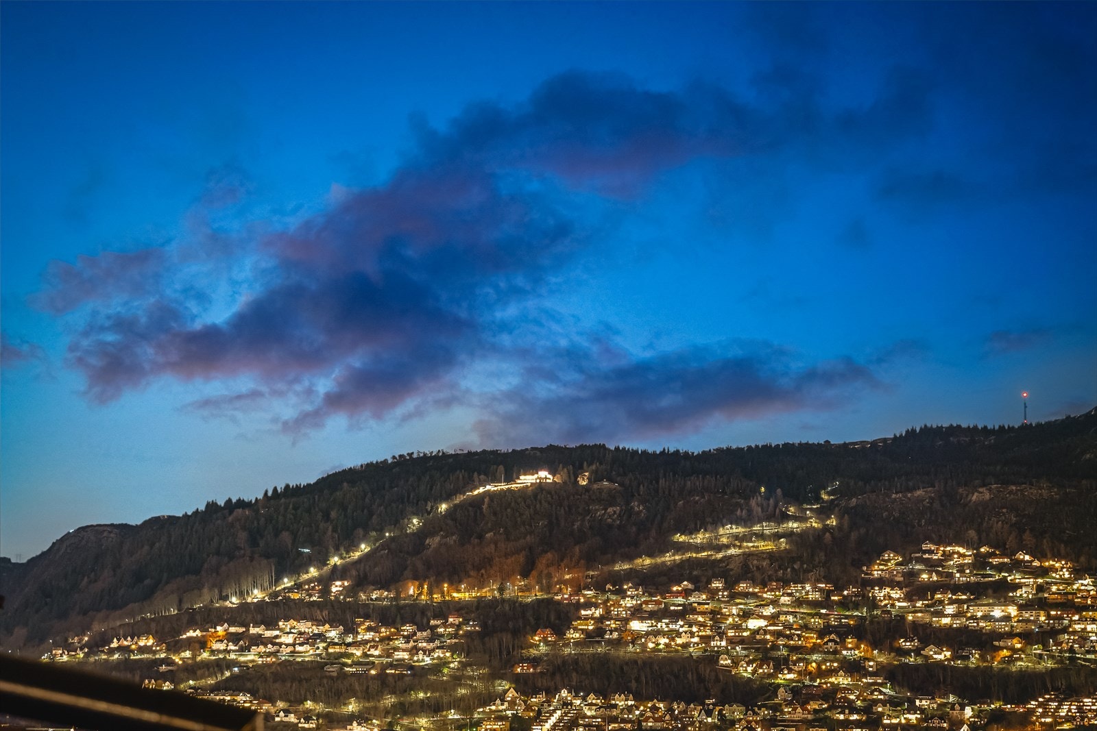 For studenter er beliggenheten ideell, med kort vei til flere av byens mest populære studiesteder. Også flere av Bergens største arbeidsplasser ligger i umiddelbar nærhet! Galleribilde