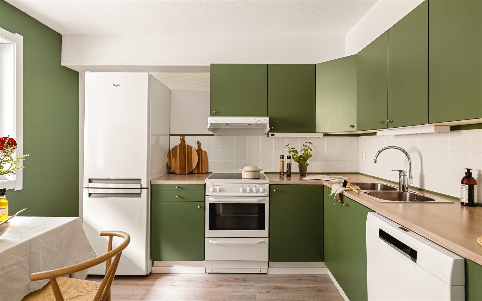 Romslig og tidløst kjøkken med gode arbeidsflater og rikelig med oppbevaringsplass. Galleribilde