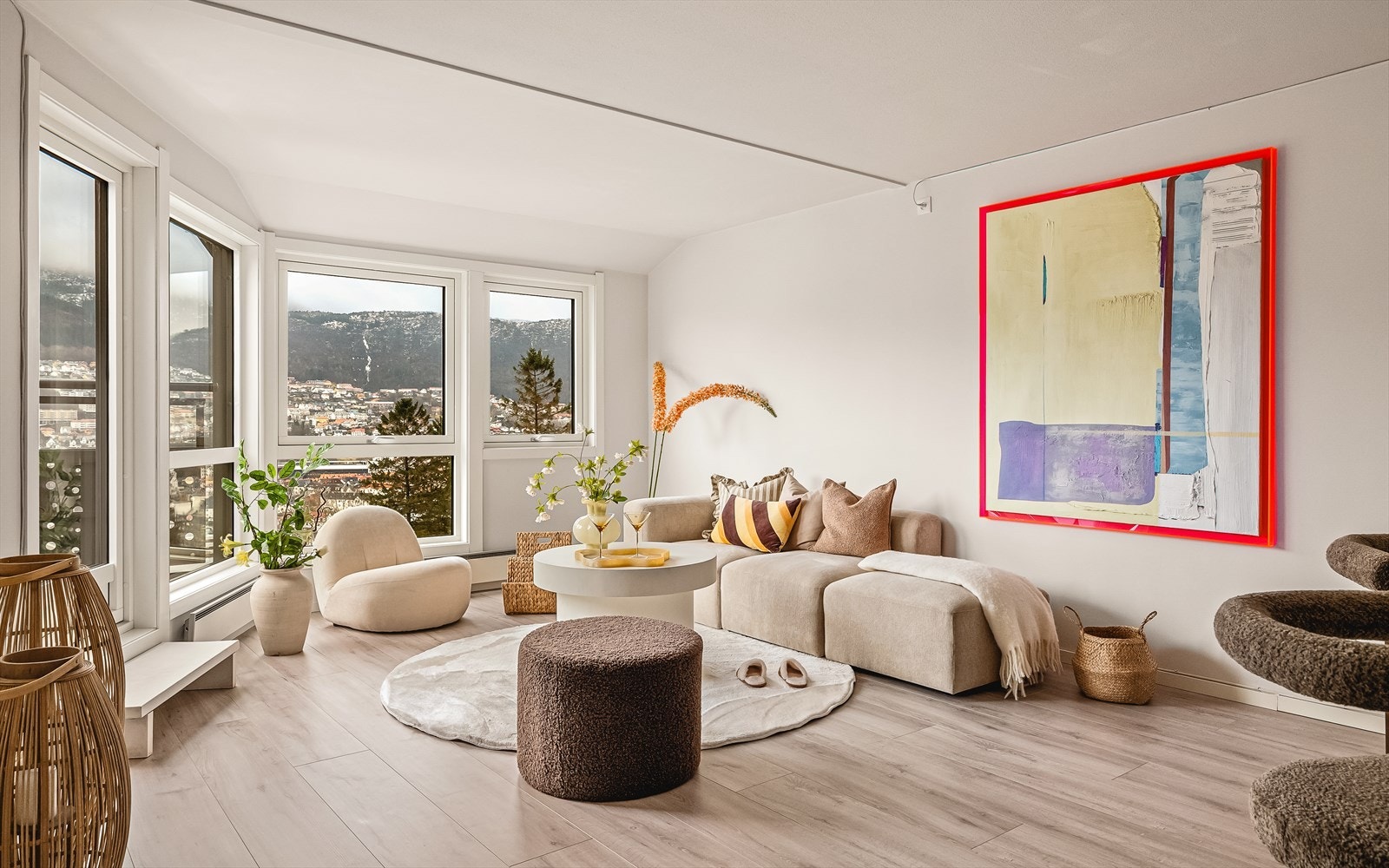 Veggene er malt i en tidsriktig og harmonisk fargetone som sammen med det flotte laminatgulvet skaper et moderne og helhetlig uttrykk. Galleribilde