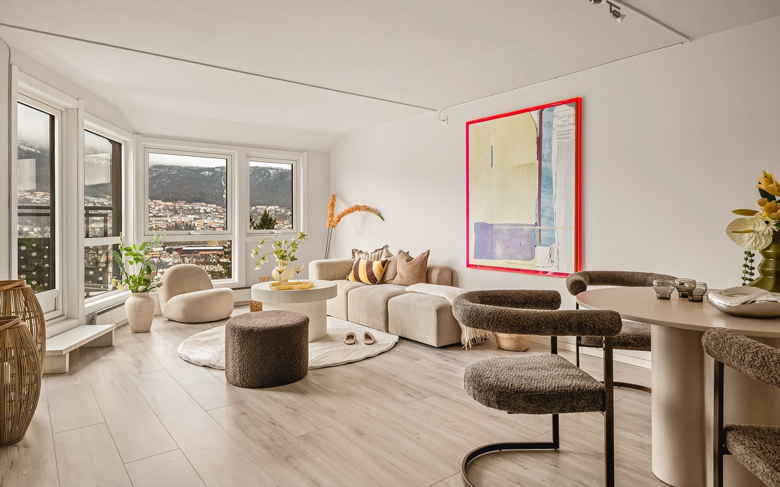 Velkommen inn i en romslig og innbydende stue på hele 25 m² med en åpen og luftig atmosfære. Galleribilde