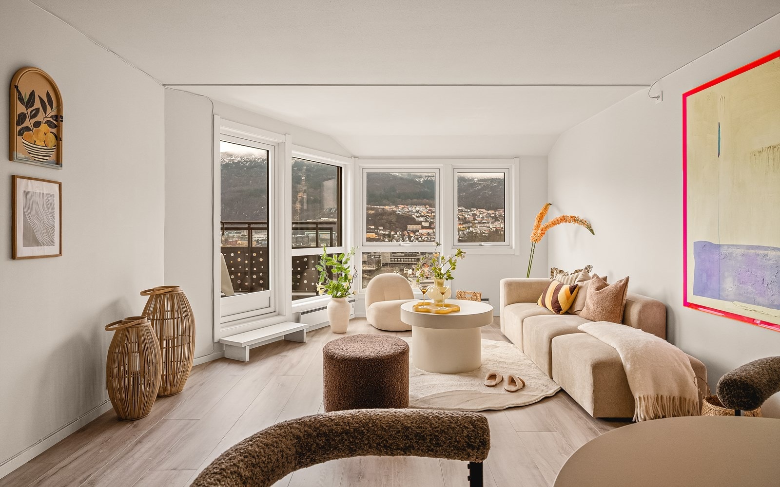 De store vindusflater slipper inn rikelig med naturlig lys og gir rommet en lys og behagelig stemning gjennom hele dagen. Galleribilde