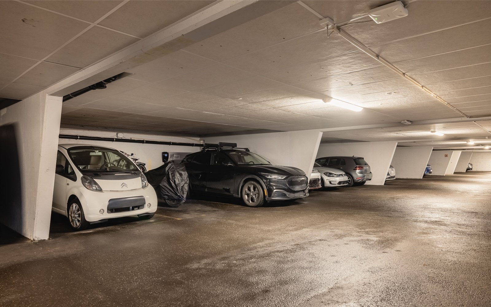 Med fast garasjeplass og mulighet for el-billader får du både sikker parkering og en moderne, praktisk løsning tilpasset dagens behov. Galleribilde