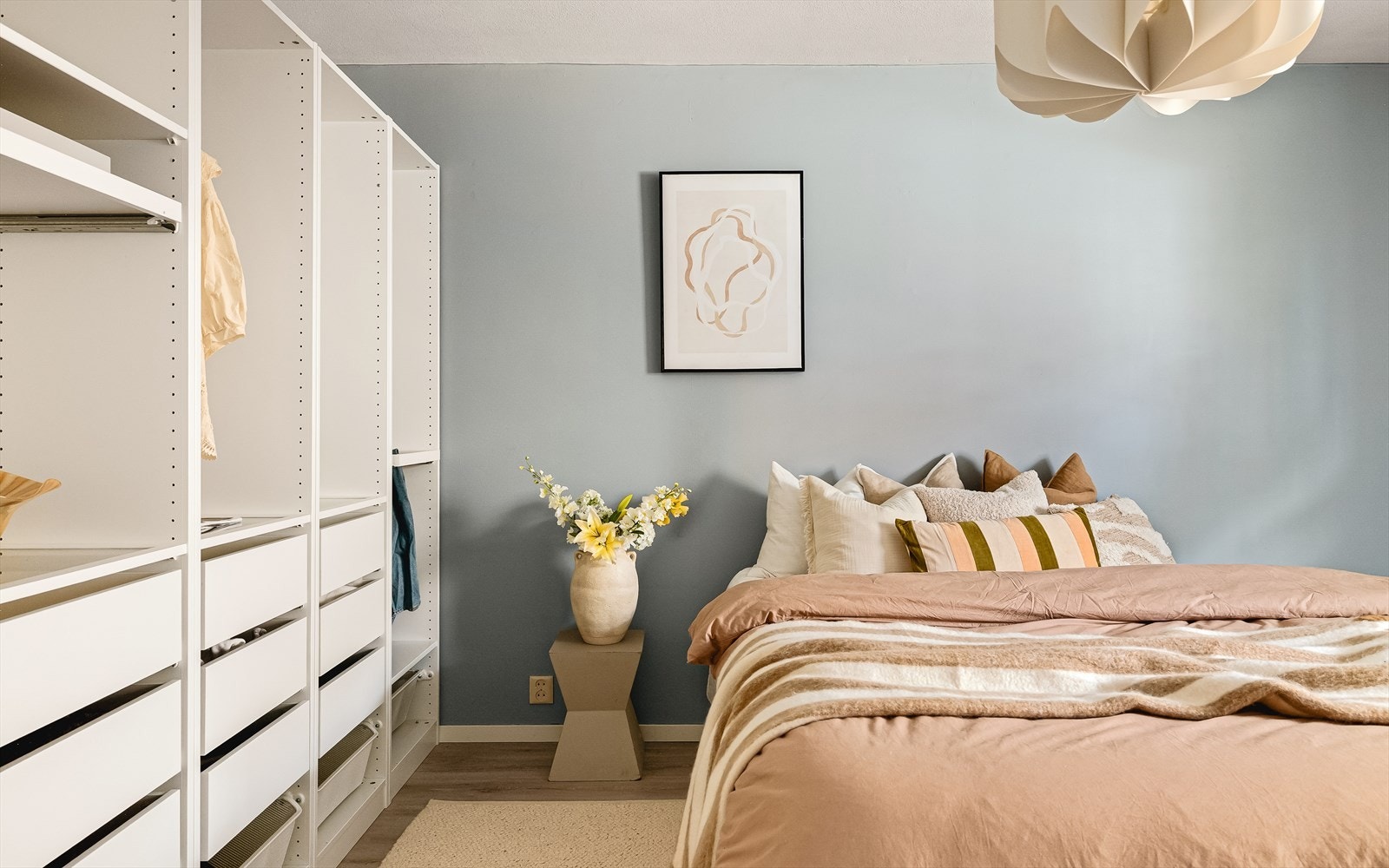 Hovedsoverommet er romslig og har god plass til dobbeltseng med tilhørende møblement som nattbord og kommode. Galleribilde