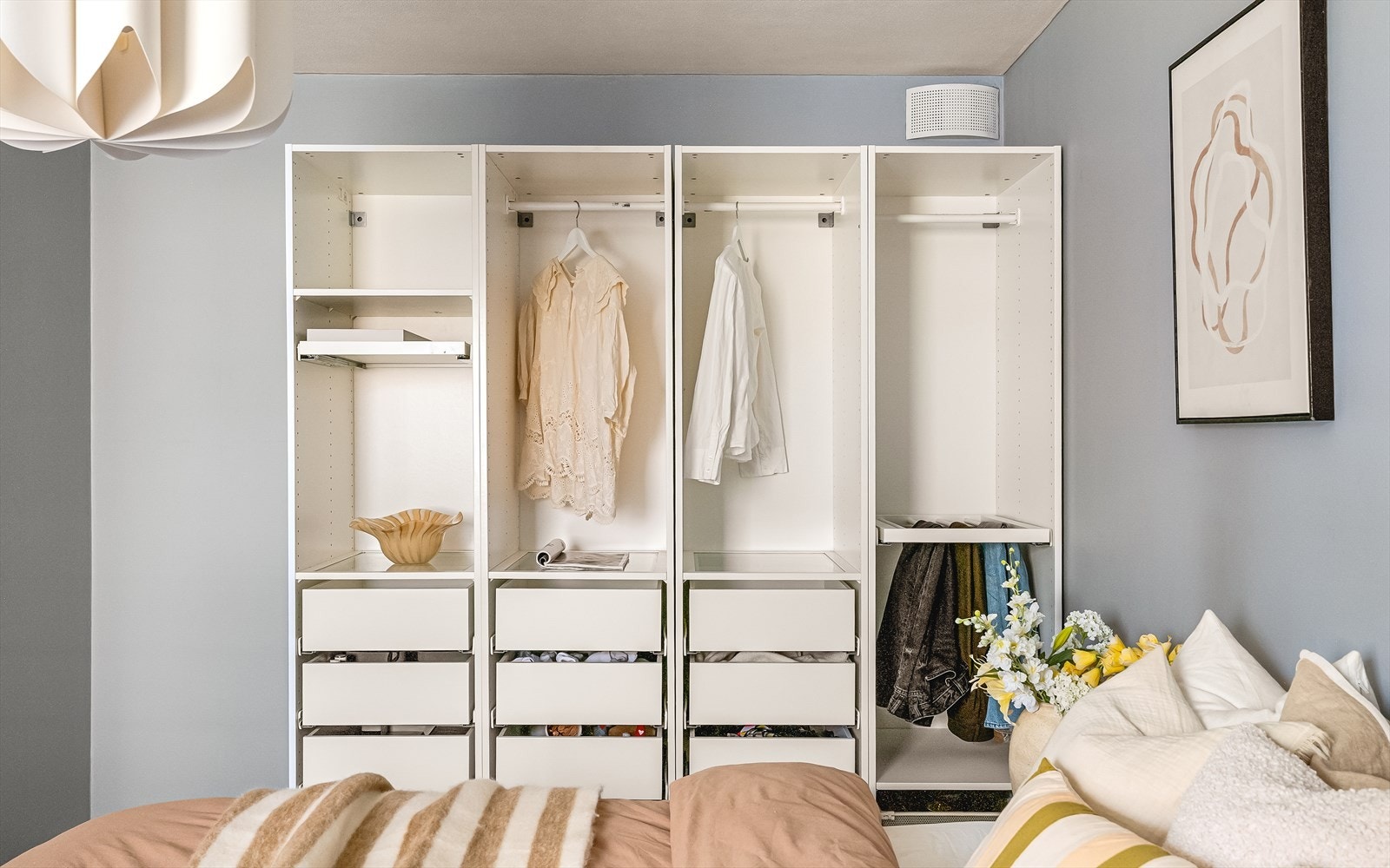 Rommet er malt i en stilren og tidløs fargetone som skaper en rolig og harmonisk atmosfære. Galleribilde