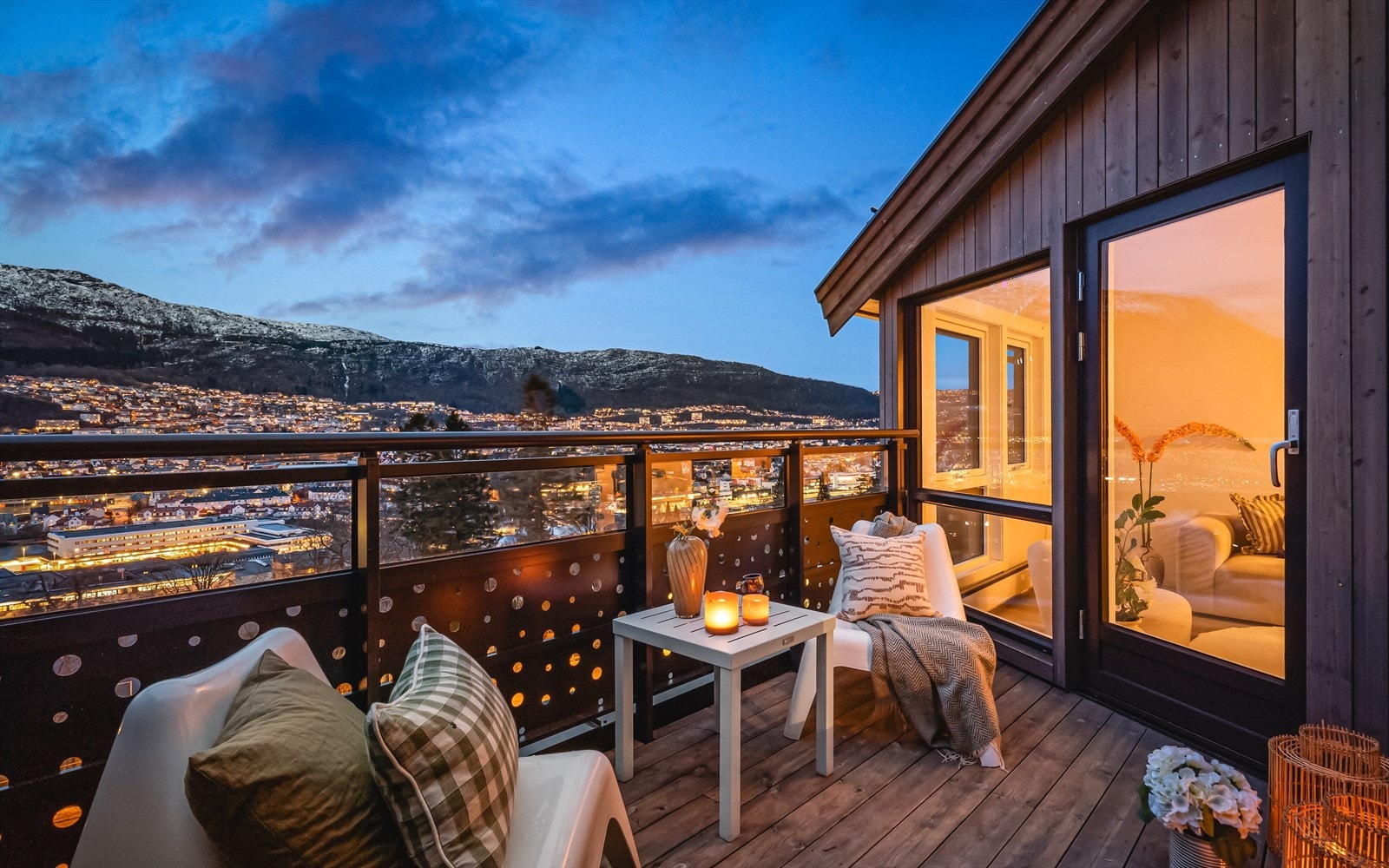 Stuen åpner sømløst opp mot en romslig balkong - en naturlig forlengelse av oppholdsrommet! Galleribilde