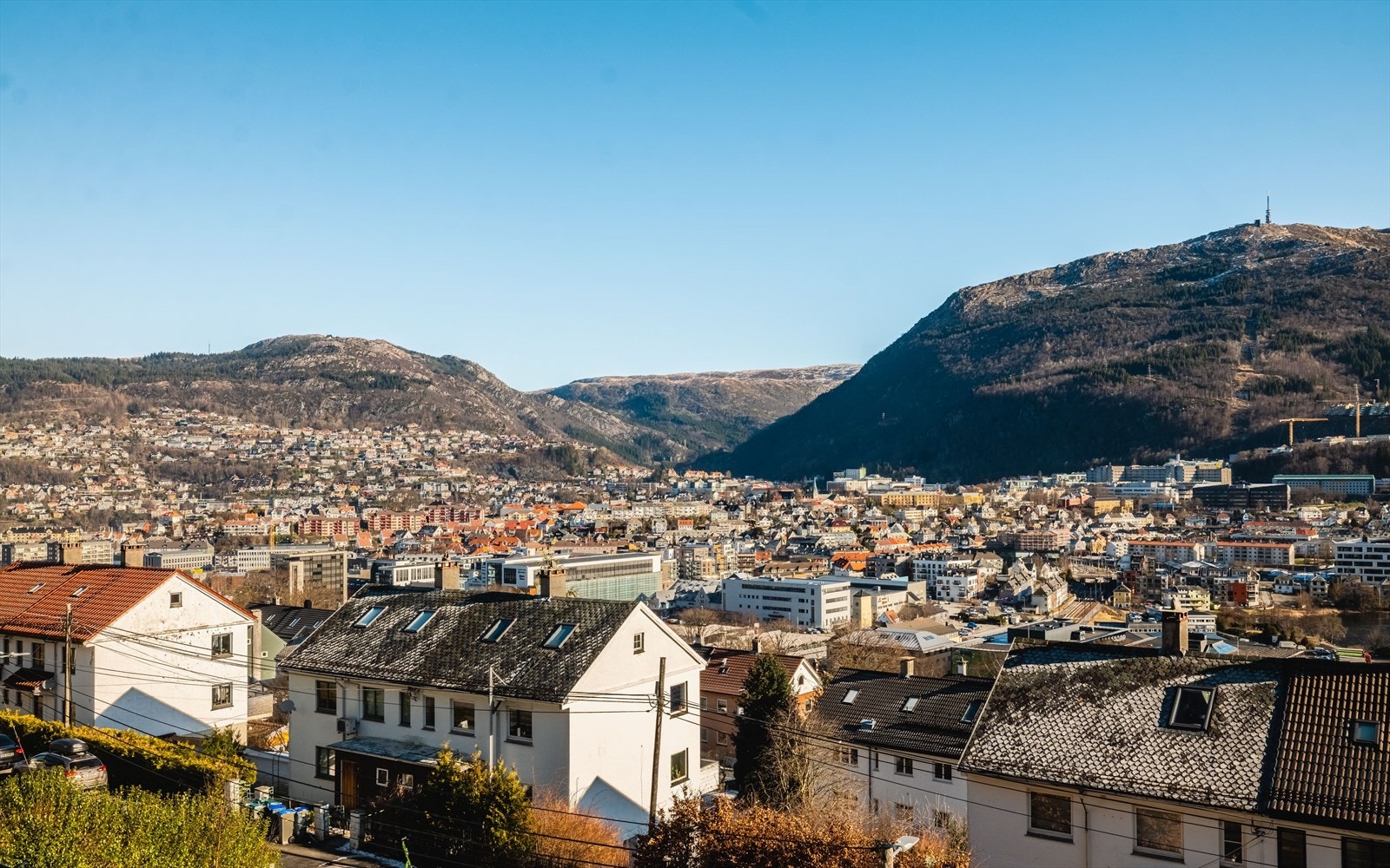 Dagligvarebutikker som Kiwi, Coop Extra, Rema 1000 og Matkroken ligger kun noen få minutter unna, samtidig som Danmarksplass og Damsgårdssundet byr på et variert utvalg av restauranter, kafeer og servicetilbud! Galleribilde