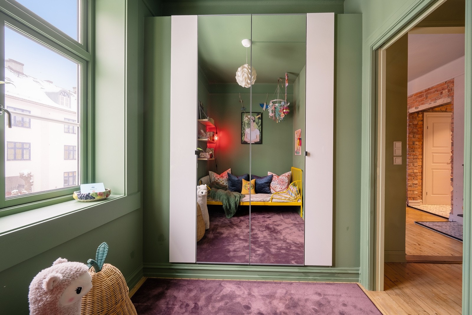 Fra kjøkken er det inngang til leilighetens soverom 2. Et nydelig soverom i behagelige fargetoner. Galleribilde