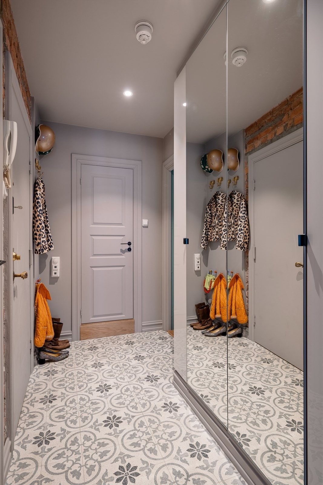 Flotte fliser og varme i gulv. Galleribilde