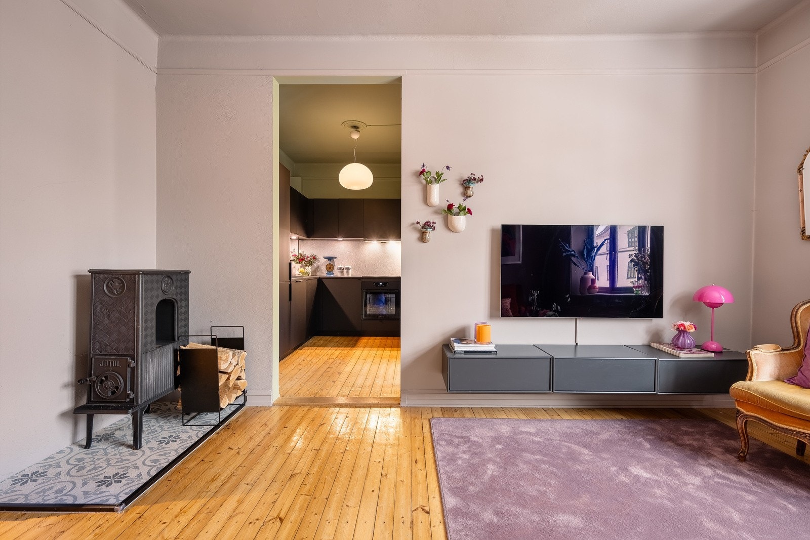 Leilighetens planløsning oppleves romslig og luftig, samtidig egne definerte soner. Galleribilde