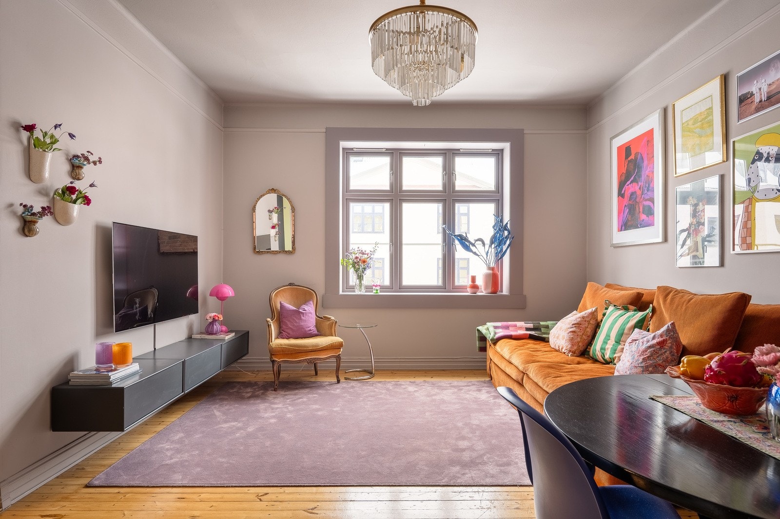 Store vindusflater og en generøs takhøyde - dette bidrar godt til den lyse og luftige atmosfæren. Galleribilde