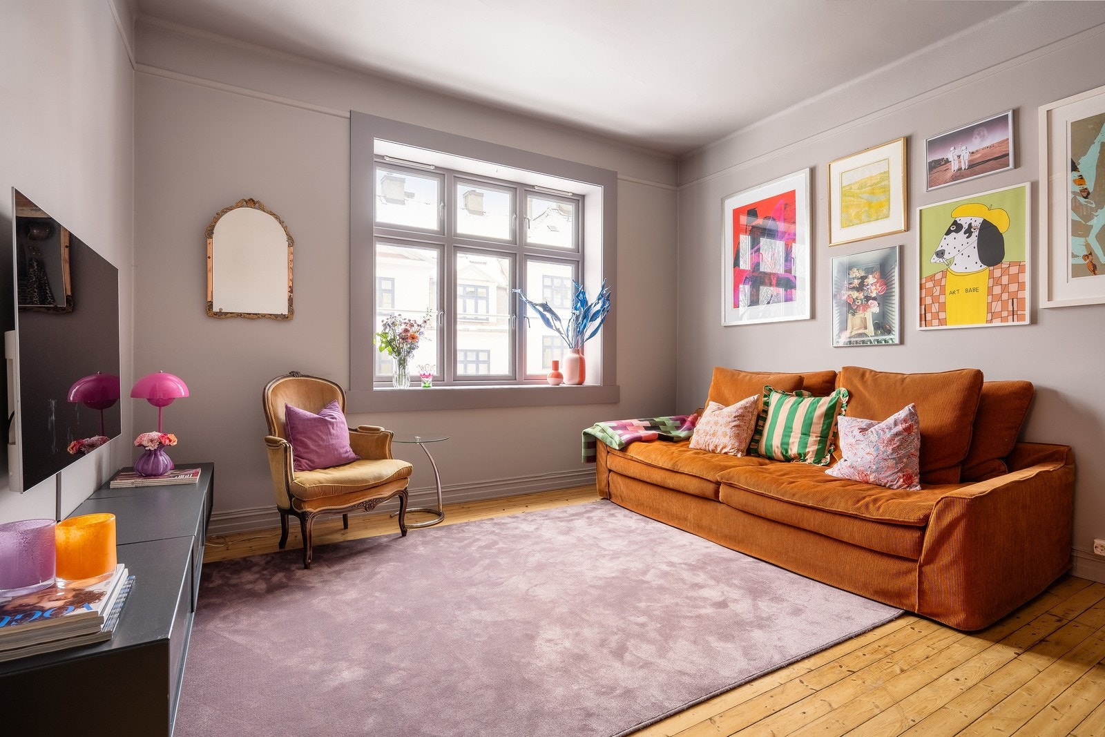 Det originale tregulvet, sammen med teglsteinveggen, skaper en lun og varm atmosfære. Galleribilde