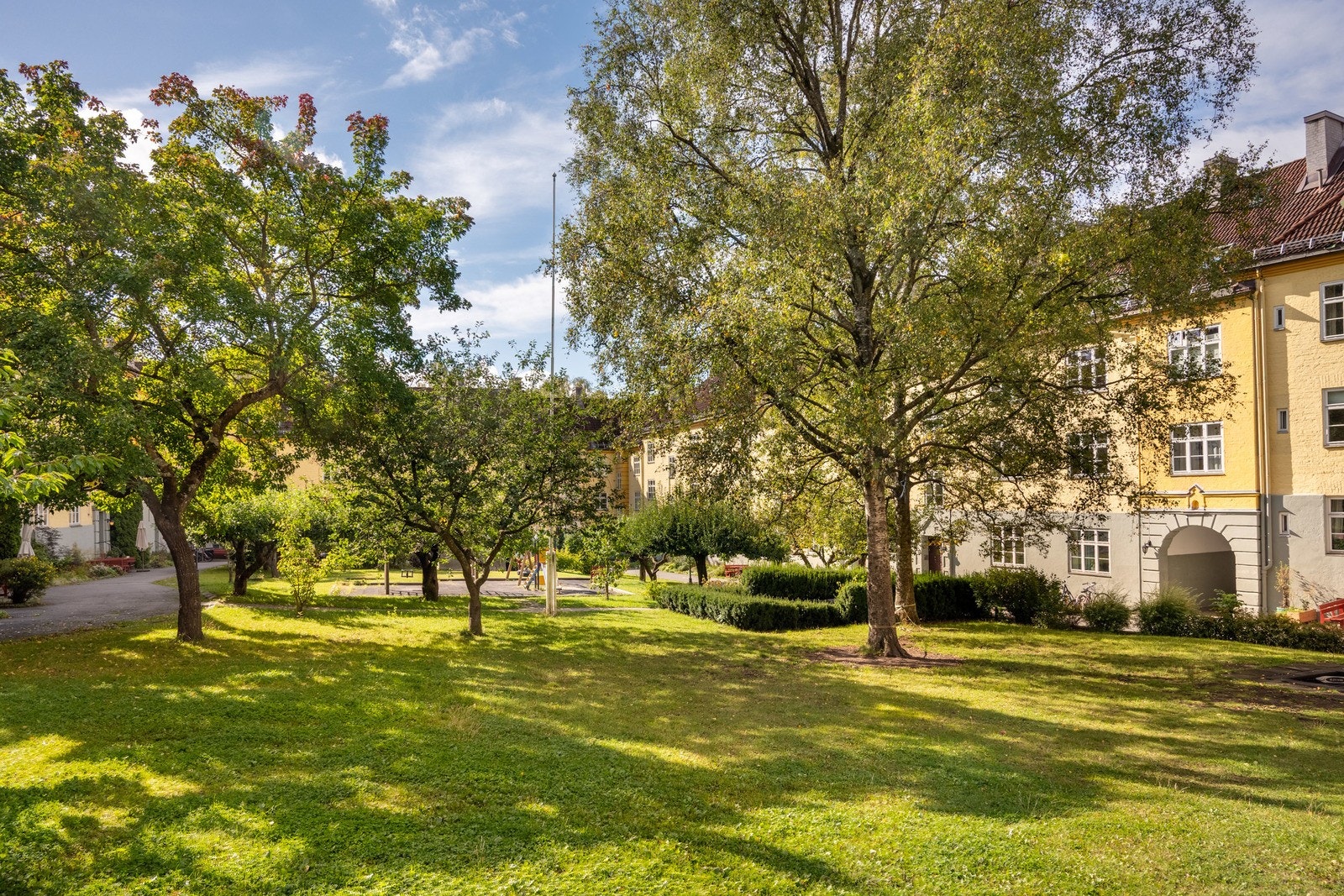 Nydelig, grønt og frodig. Sittegrupper, lekeapparat og meget godt naboskap. Galleribilde