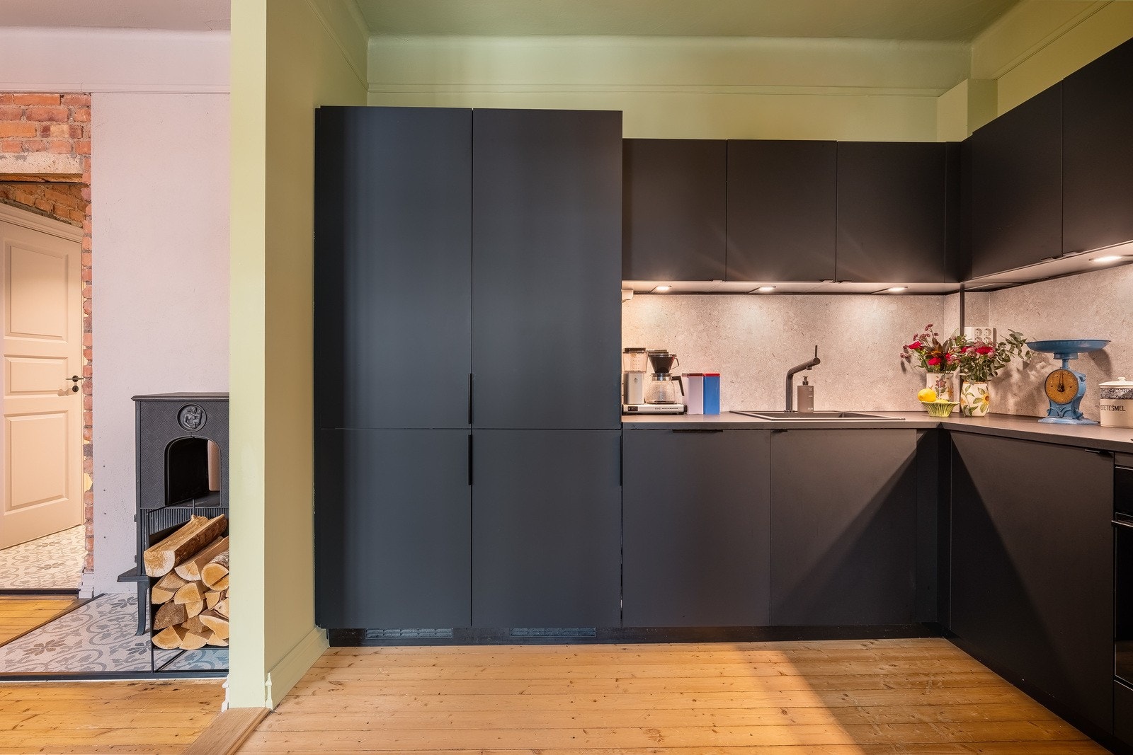 Smarte integrerte hvitevarer. Her får du blant annet et fullverdig kjøleskap i høyskap og i tillegg et kombiskap med kjøl og frys. Galleribilde