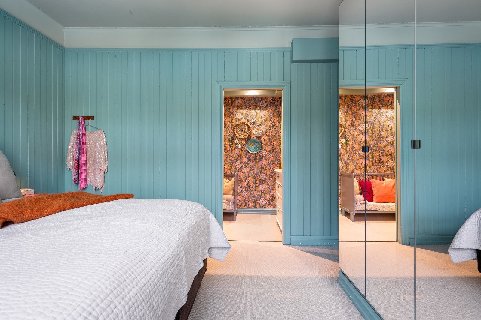 Fra soverommet er det inngang til et ekstrarom som kan brukes til så mangt. Galleribilde