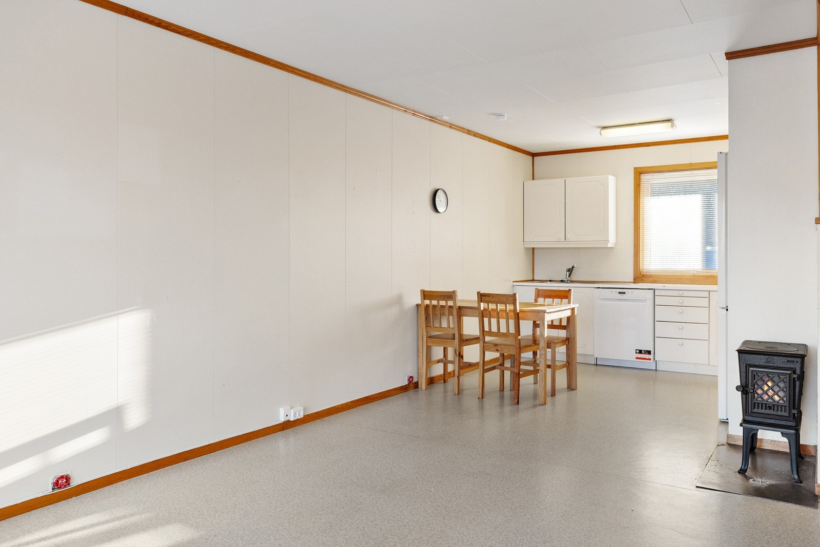 Boligen fremstår i hovedsak med standard og materialvalg fra byggeåret, og har et generelt oppussingsbehov Galleribilde