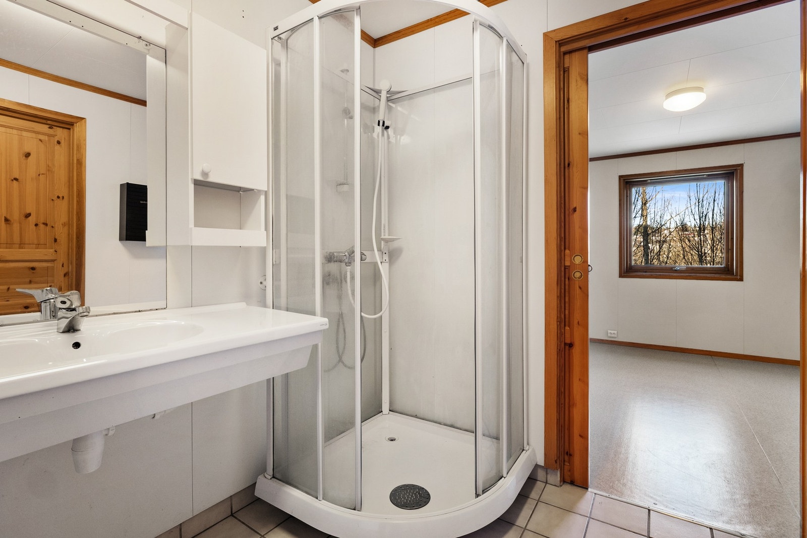 Bad med overflater av fliser på gulv og vegger med våtromsplater Galleribilde