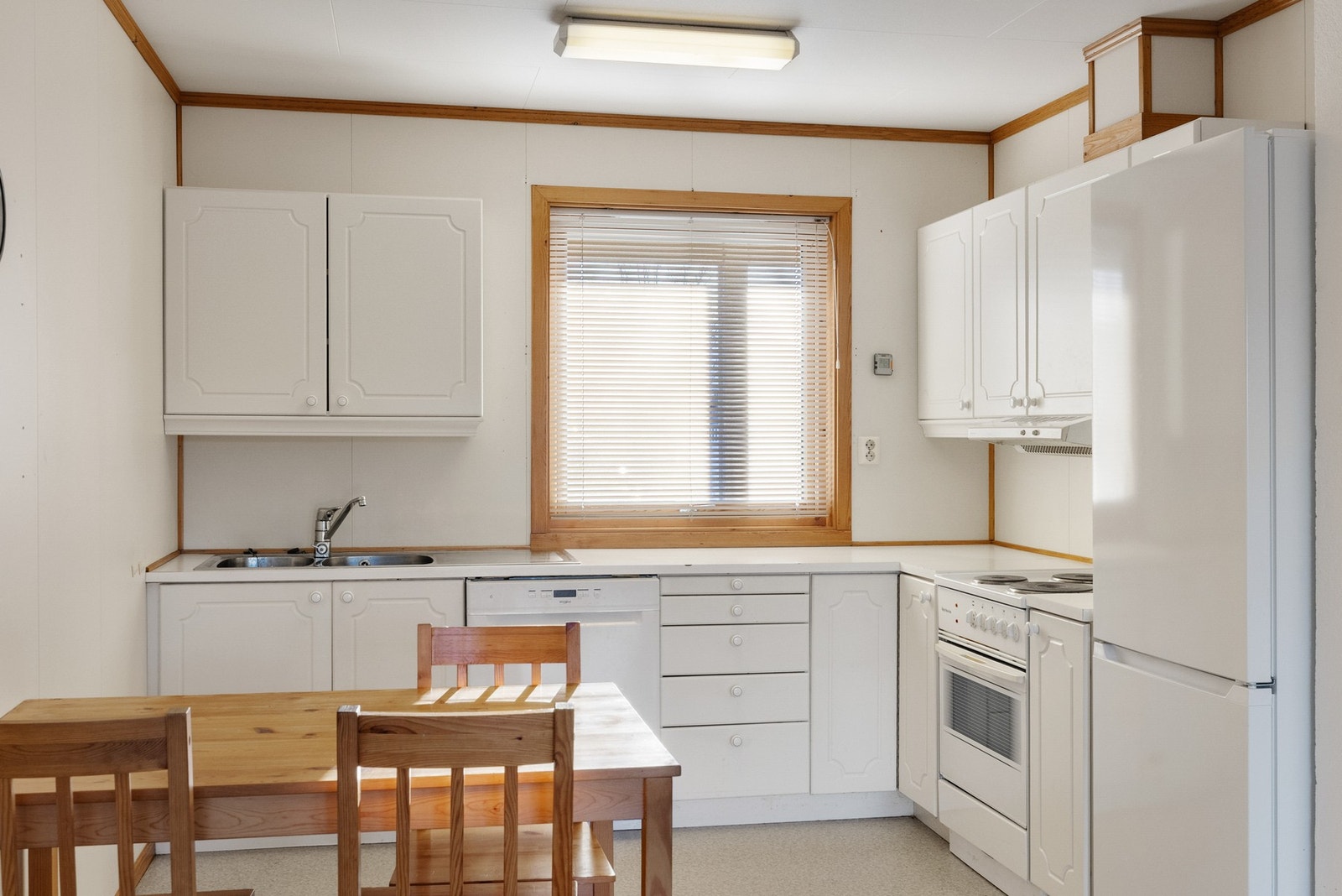 Kjøkken med plass til spisegruppe Galleribilde