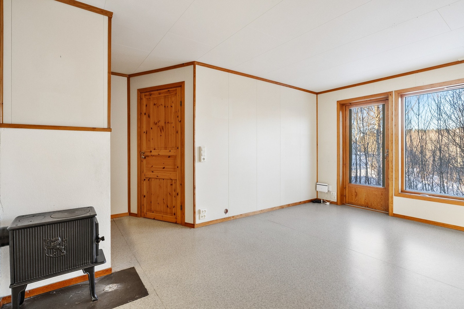 Oppvarming fra elektrisk gulvvarme og vedovn Galleribilde