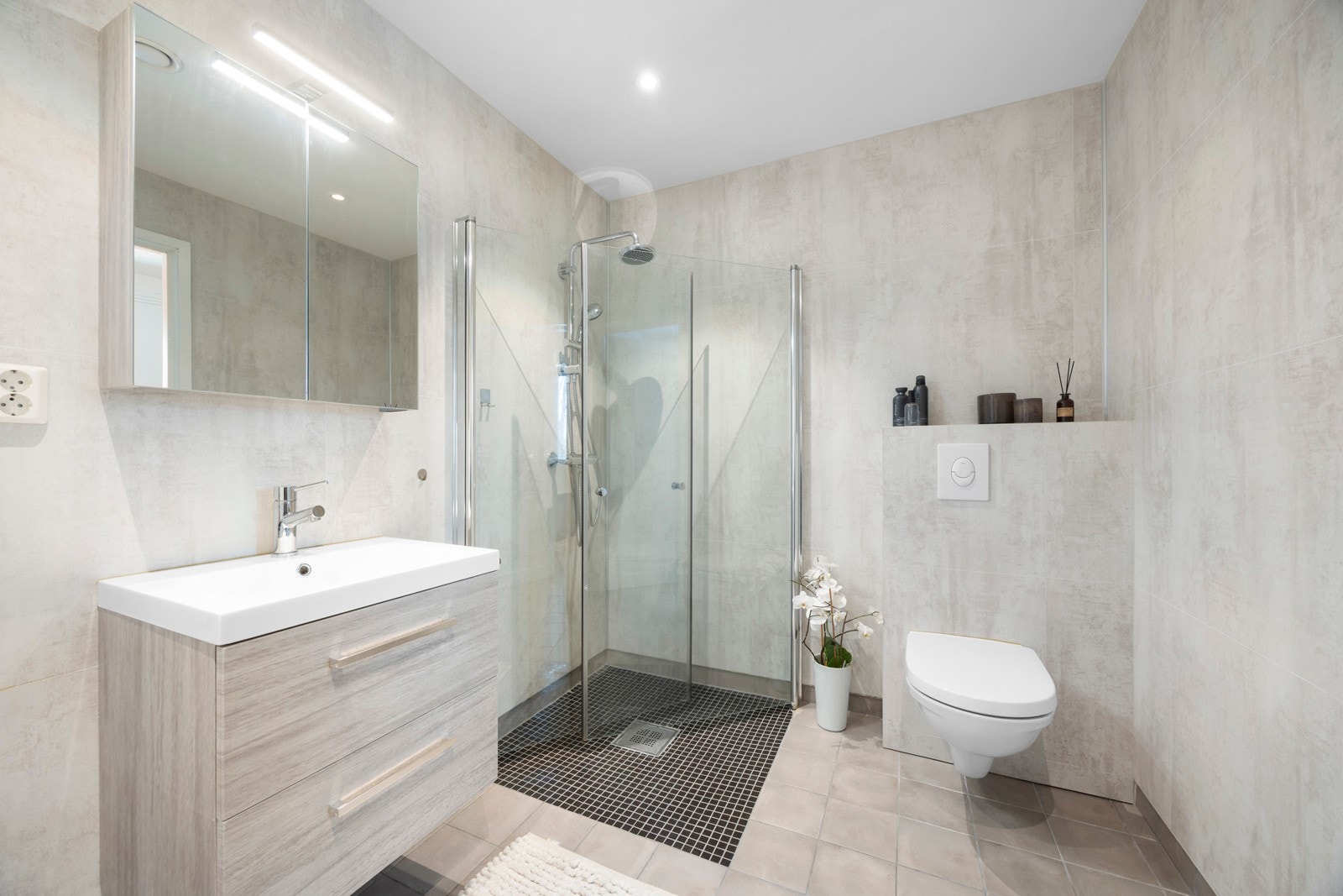 Delikat og moderne bad med stilrene overflater og gjennomtenkte detaljer. Galleribilde