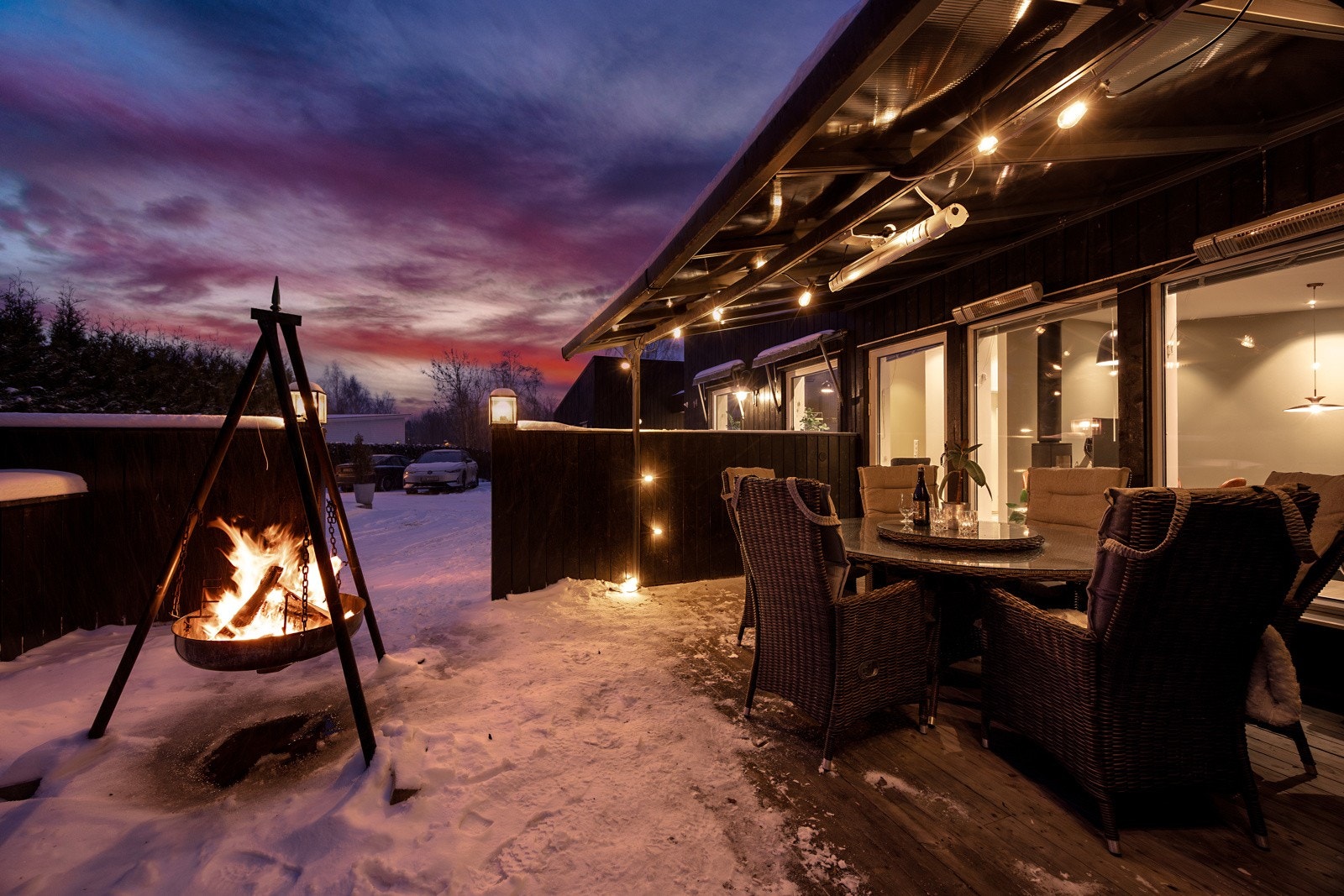 En stilren og moderne enebolig i rekke med alt på en flate med rene linjer og tidsriktig uttrykk. Galleribilde