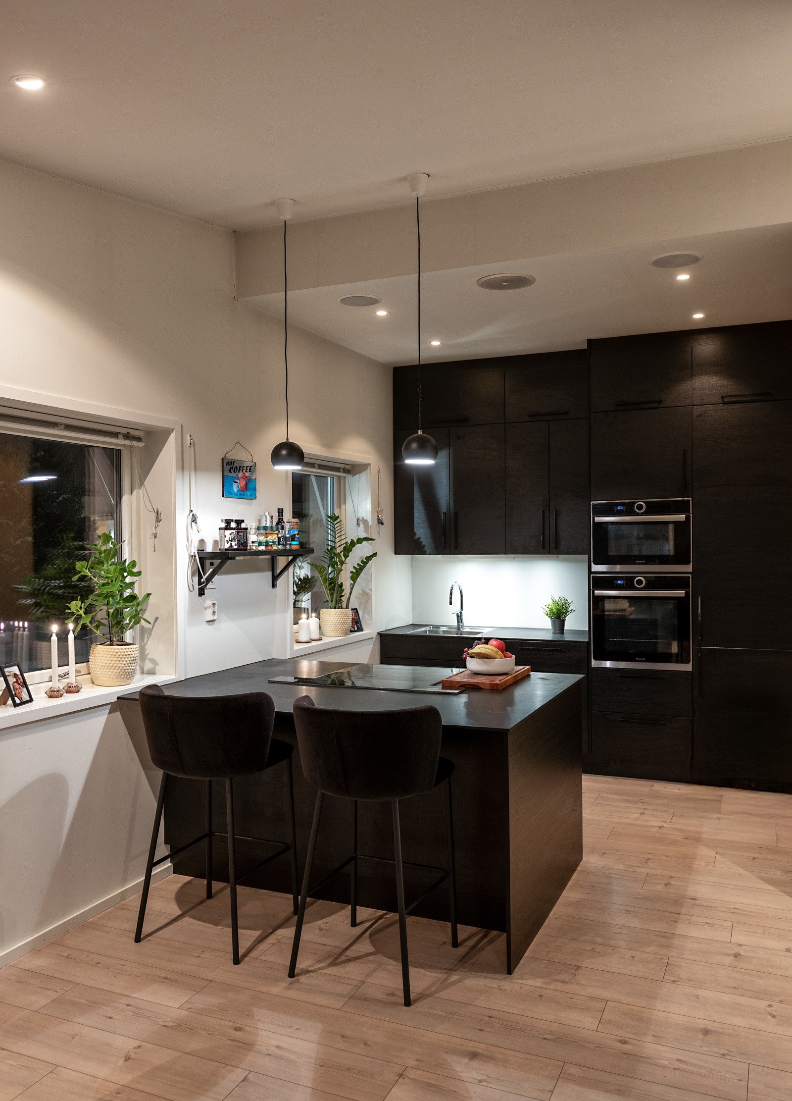 Gode arbeidsflater og smart planløsning gjør kjøkkenet både funksjonelt og innbydende - et naturlig samlingspunkt i boligen. Galleribilde