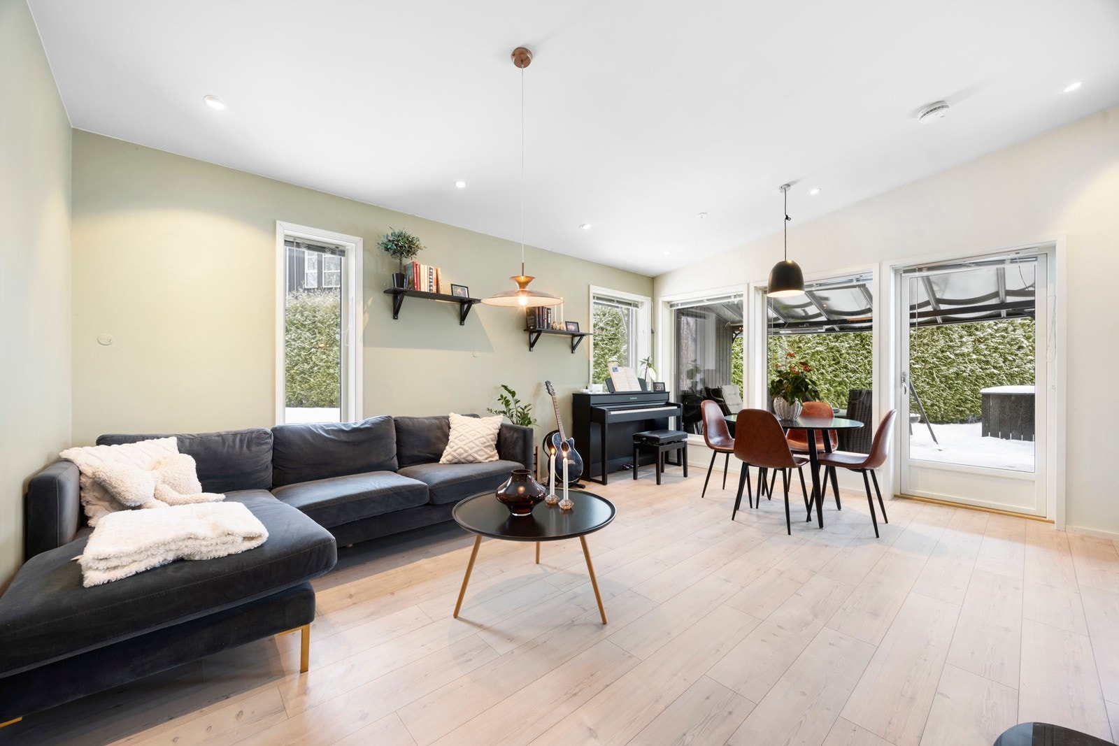 Romslig stue med gode vindusflater gir godt med lys i rommet. Galleribilde