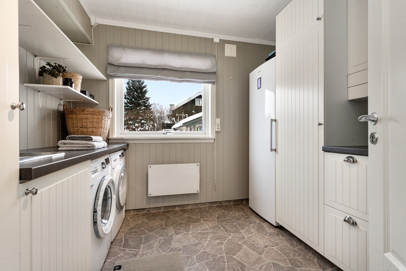 Boligen har også praktisk vaskerom i 1.etasje. På dette rommet finnes både vaskemaskin og tørketrommel som begge medfølger salget Galleribilde