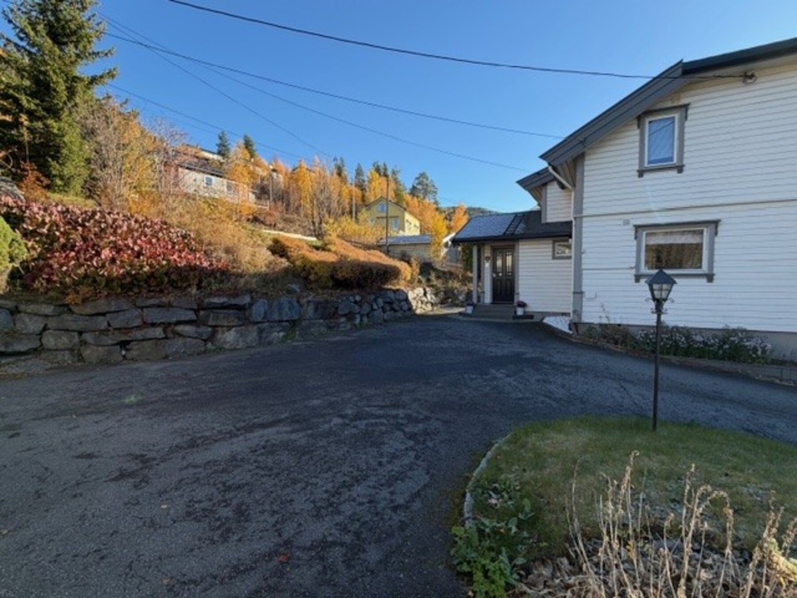 Asfaltert gårdsplass. Bilde fra selgers arkiv Galleribilde